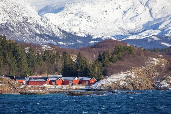 Wunderschöne Häuser Entlang Der Küste Der Nähe Von Sandnessjoen Norwegen — Stockfoto