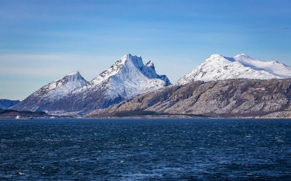 Con Traghetto Nave Crociera Lungo Meraviglioso Paesaggio Inverno Intorno Sandnessjoen — Foto Stock