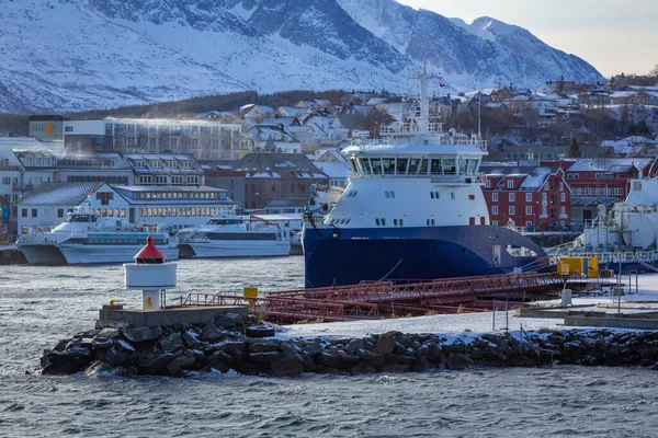 ノルウェーのSandnessjoenにフェリー 船を持つ港と町 — ストック写真