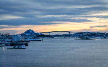 Norveç 'in deniz kıyısındaki Bronnoysund kasabası