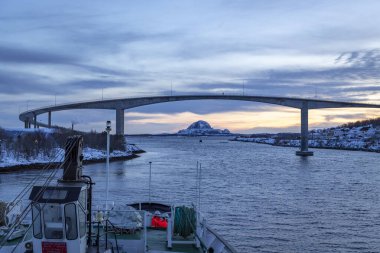 Norveç 'in Bronnoysund kasabası yakınlarında denizde yüzen tekne