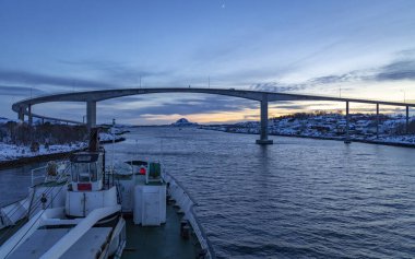 Norveç 'in Bronnoysund kasabası yakınlarında denizde yüzen tekne