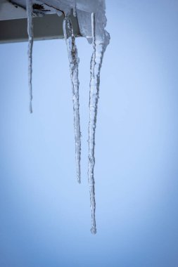 Kışın çatıda buz saçakları