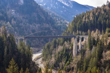 Alps dağlarındaki Trisanna Köprüsü, Avusturya