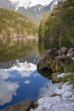 Göl ve Alp dağlarıyla güzel bir manzara.
