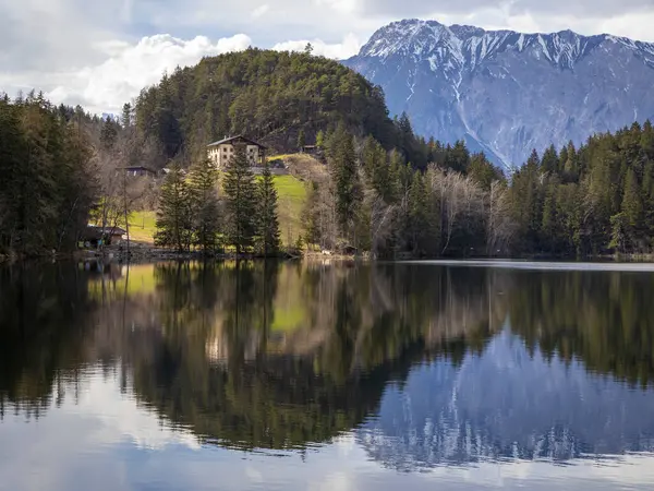 Όμορφη Λίμνη Εξοχικό Σπίτι Στο Λόφο Στις Άλπεις Βουνά — Φωτογραφία Αρχείου
