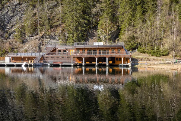 Piękne Jezioro Budynkiem Wybrzeżu Alpach — Zdjęcie stockowe