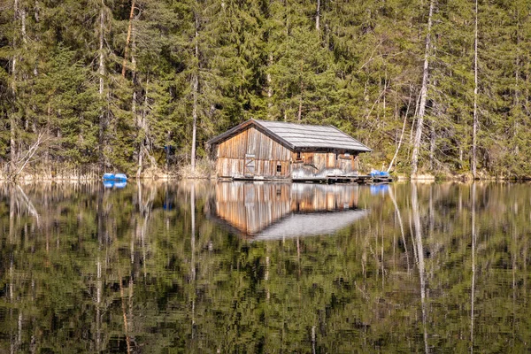 Деревянный Дом Берегу Озера — стоковое фото
