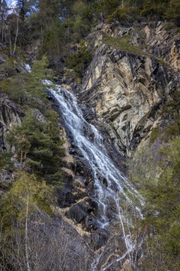 Gündüz vakti güzel yüksek dağ şelalesi 