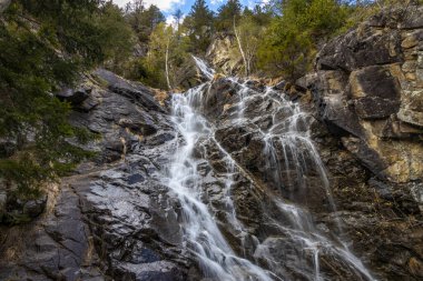 Gündüz vakti güzel yüksek dağ şelalesi 