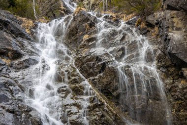 Gündüz vakti güzel yüksek dağ şelalesi 