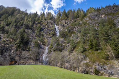 Gündüz vakti güzel yüksek dağ şelalesi 