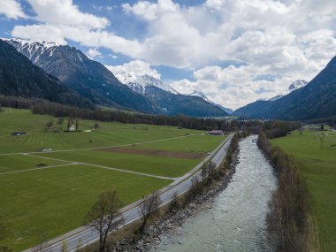 Dağ yolu olan güzel bir manzara 