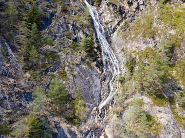 Gündüz vakti güzel yüksek dağ şelalesi 
