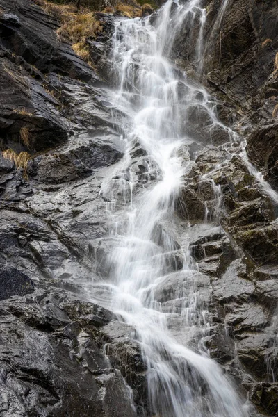 Vackra Höga Berg Vattenfall Dagtid — Stockfoto