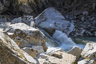 Alplerdeki güzel dağ nehri