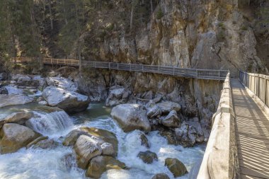 Alplerdeki güzel dağ nehri