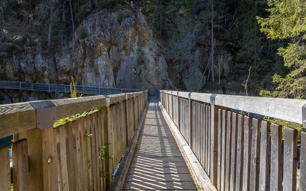 Caminho Madeira Ponte Sobre Rio Montanha Alpes — Fotografia de Stock