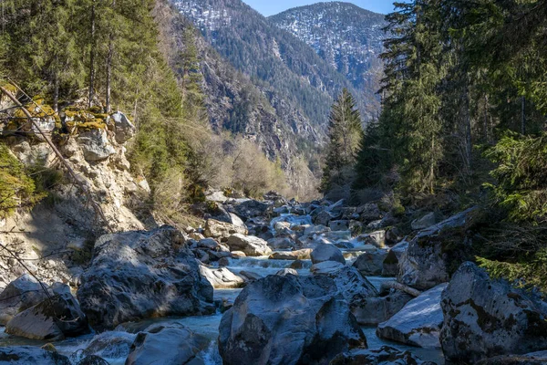 Hermoso Río Montaña Los Alpes —  Fotos de Stock