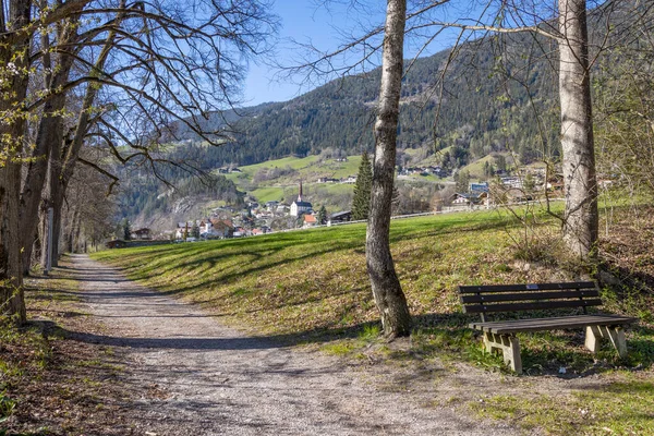 Schöne Landschaft Der Alpen Mit Stadt Hintergrund — Stockfoto