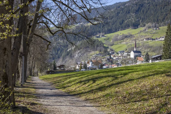 Schöne Landschaft Der Alpen Mit Stadt Hintergrund — Stockfoto