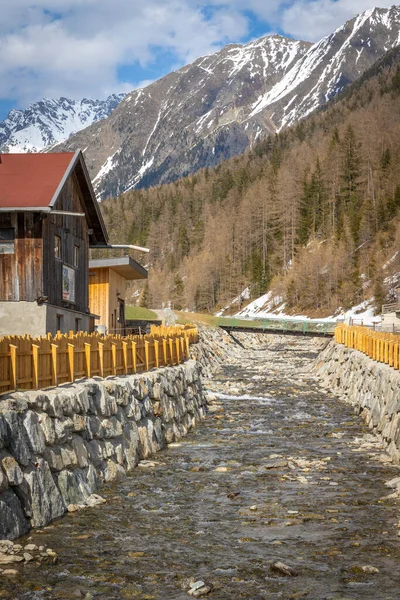 Gebirgsfluss Der Alpenstadt — Stockfoto