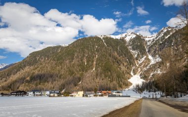 İlkbahar zamanı Alp dağlarının ve kasabanın güzel manzarası 