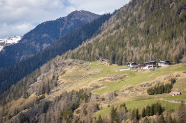 İlkbahar zamanı Alp dağlarının ve kasabanın güzel manzarası 