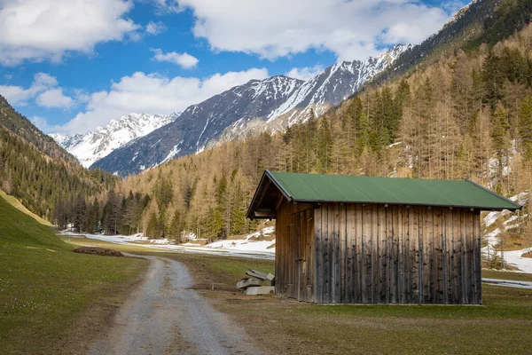 Dağlarda küçük bir köyü olan güzel bir manzara.