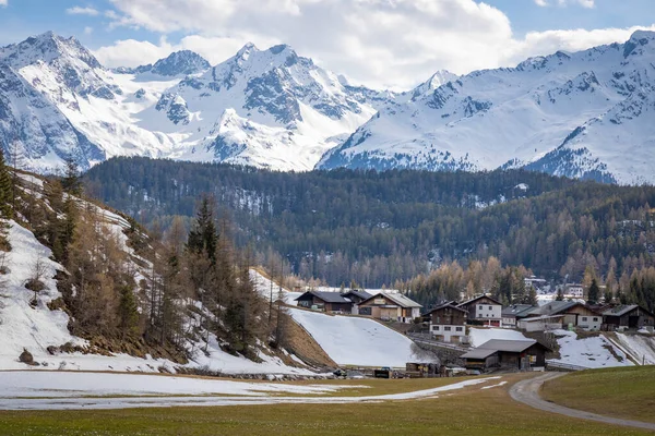 Krásná Krajina Alp Hory Město Jaře — Stock fotografie