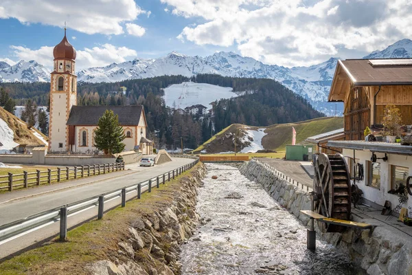 Alps Dağlarında Küçük Bir Kasaba — Stok fotoğraf