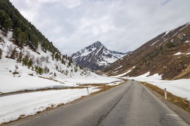 Avusturya, Alpler 'deki Kuehtai' ye kadar Zirmbach boyunca yol ve tribünde sür.