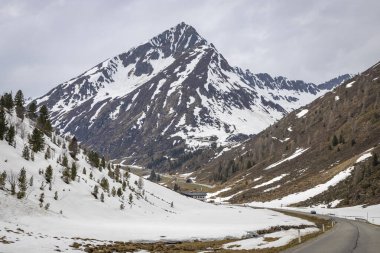 Avusturya, Alpler 'deki Kuehtai' ye kadar Zirmbach boyunca yol ve tribünde sür.