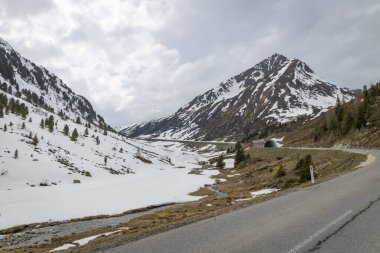Avusturya, Alpler 'deki Kuehtai' ye kadar Zirmbach boyunca yol ve tribünde sür.