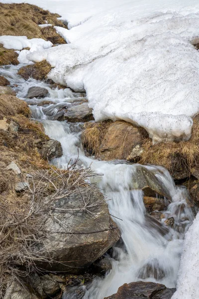 冬は雪が降る小さな川 — ストック写真