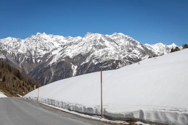 Zakřivená Asfaltová Cesta Zasněžených Horách Alp Zimním Období — Stock fotografie