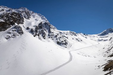 Kış zamanı Alp Dağlarının güzel manzarası