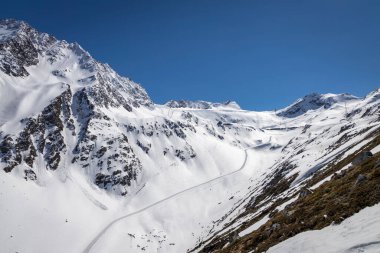 Kış zamanı Alp Dağlarının güzel manzarası
