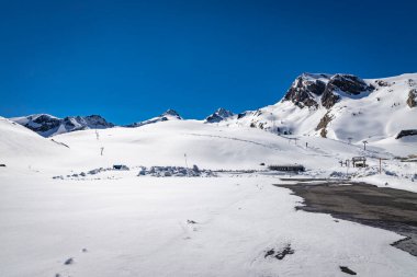 Kış zamanı Alp Dağlarında kayak merkezi 