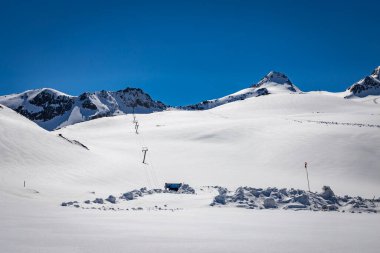 Karlı Alpler dağlarında kış vakti kayak kaldırma ile