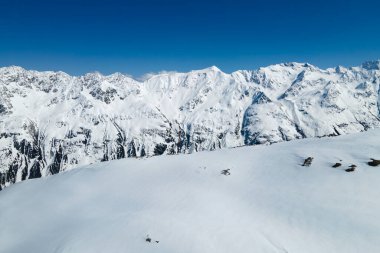 Kış zamanı Alp Dağlarının güzel manzarası