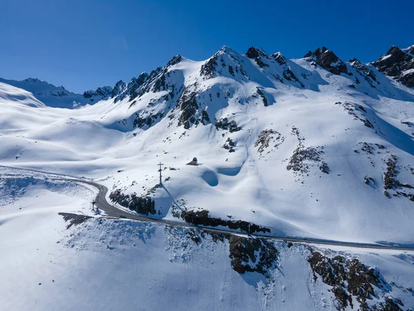 Изогнутая Асфальтовая Дорога Снежных Альпах Зимой — стоковое фото