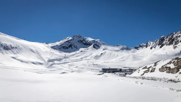 Όμορφο Τοπίο Χιονισμένες Άλπεις Βουνά Χειμώνα — Φωτογραφία Αρχείου