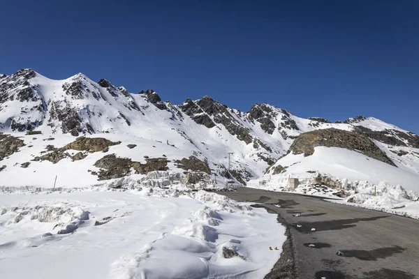 Route Asphaltée Sinueuse Dans Les Alpes Enneigées Hiver — Photo