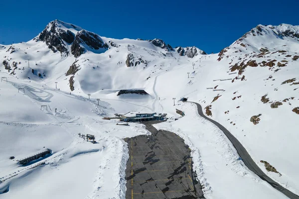 Χιονοδρομικό Κέντρο Χιονισμένες Άλπεις Βουνά Χειμώνα — Φωτογραφία Αρχείου