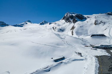 Kış zamanı Alp Dağlarında kayak merkezi 