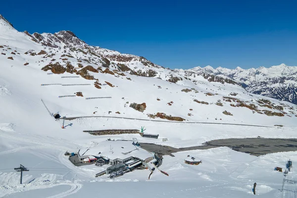 Χιονοδρομικό Κέντρο Χιονισμένες Άλπεις Βουνά Χειμώνα — Φωτογραφία Αρχείου