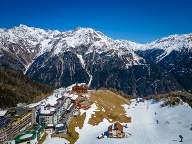 Kış zamanı Alp Dağlarında kayak merkezi