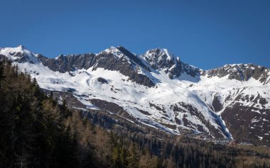 Kış zamanı Alp Dağlarının güzel manzarası