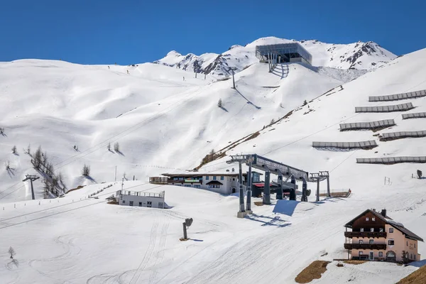 冬季雪山上的滑雪胜地 — 图库照片